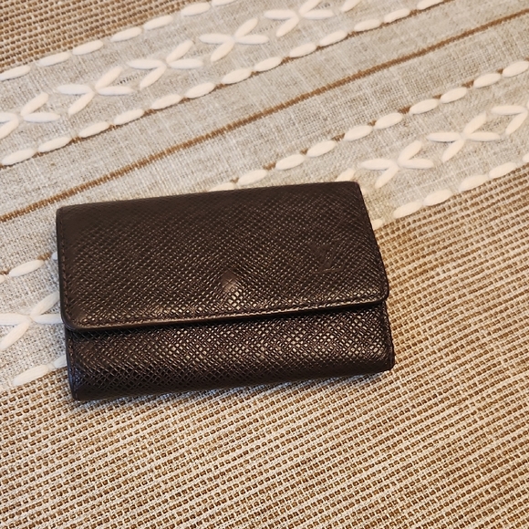 Louis Vuitton Taiga Keyholder - Picture 1 of 10